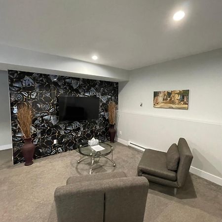 2 Bedroom Suite With Full Kitchen Revelstoke Bagian luar foto