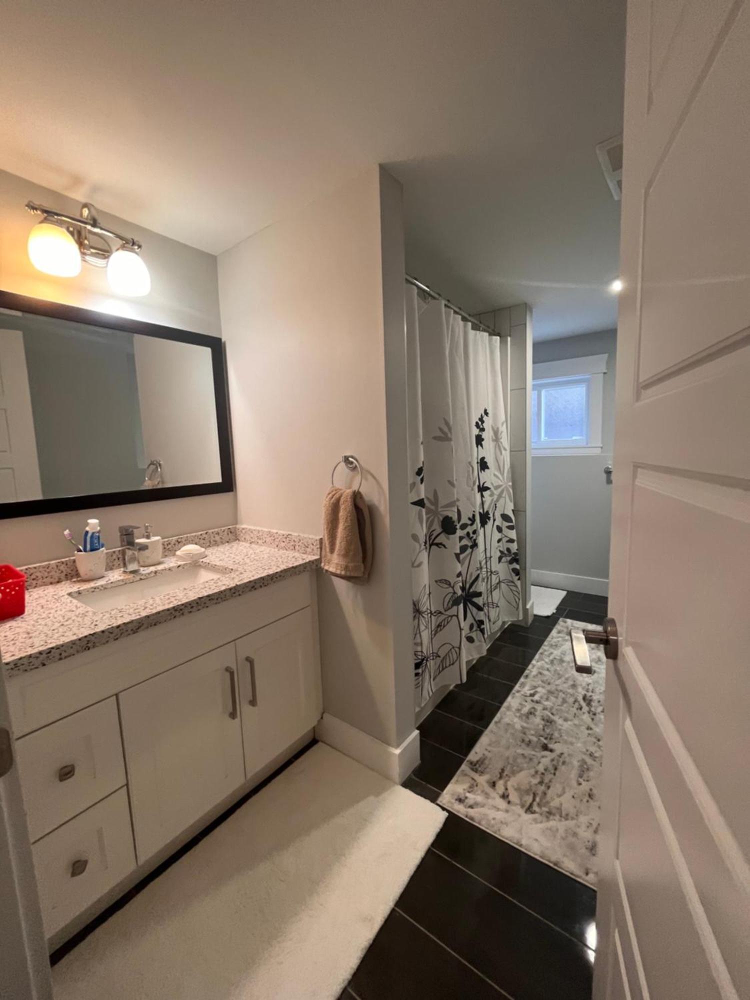 2 Bedroom Suite With Full Kitchen Revelstoke Bagian luar foto