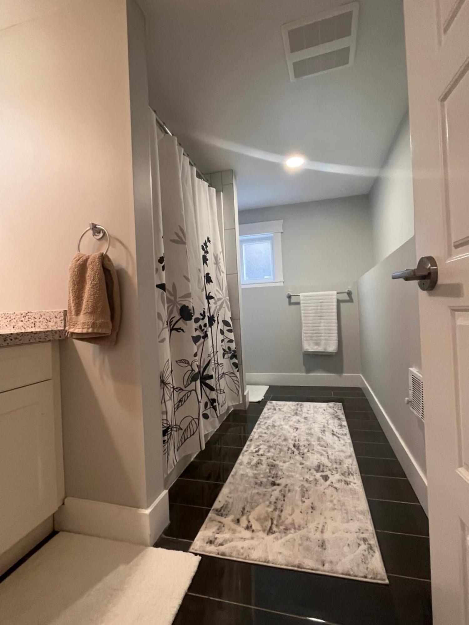 2 Bedroom Suite With Full Kitchen Revelstoke Bagian luar foto