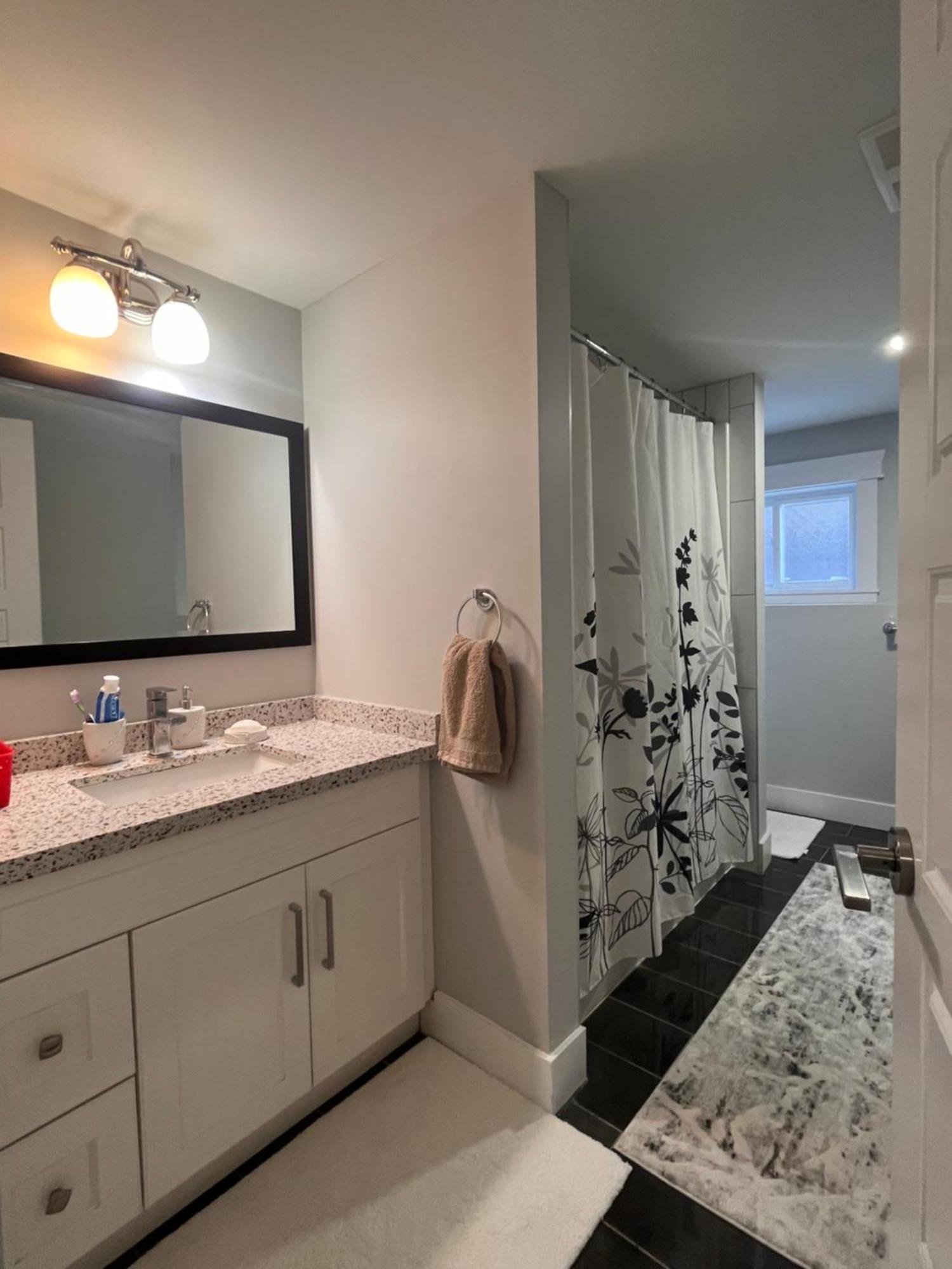 2 Bedroom Suite With Full Kitchen Revelstoke Bagian luar foto