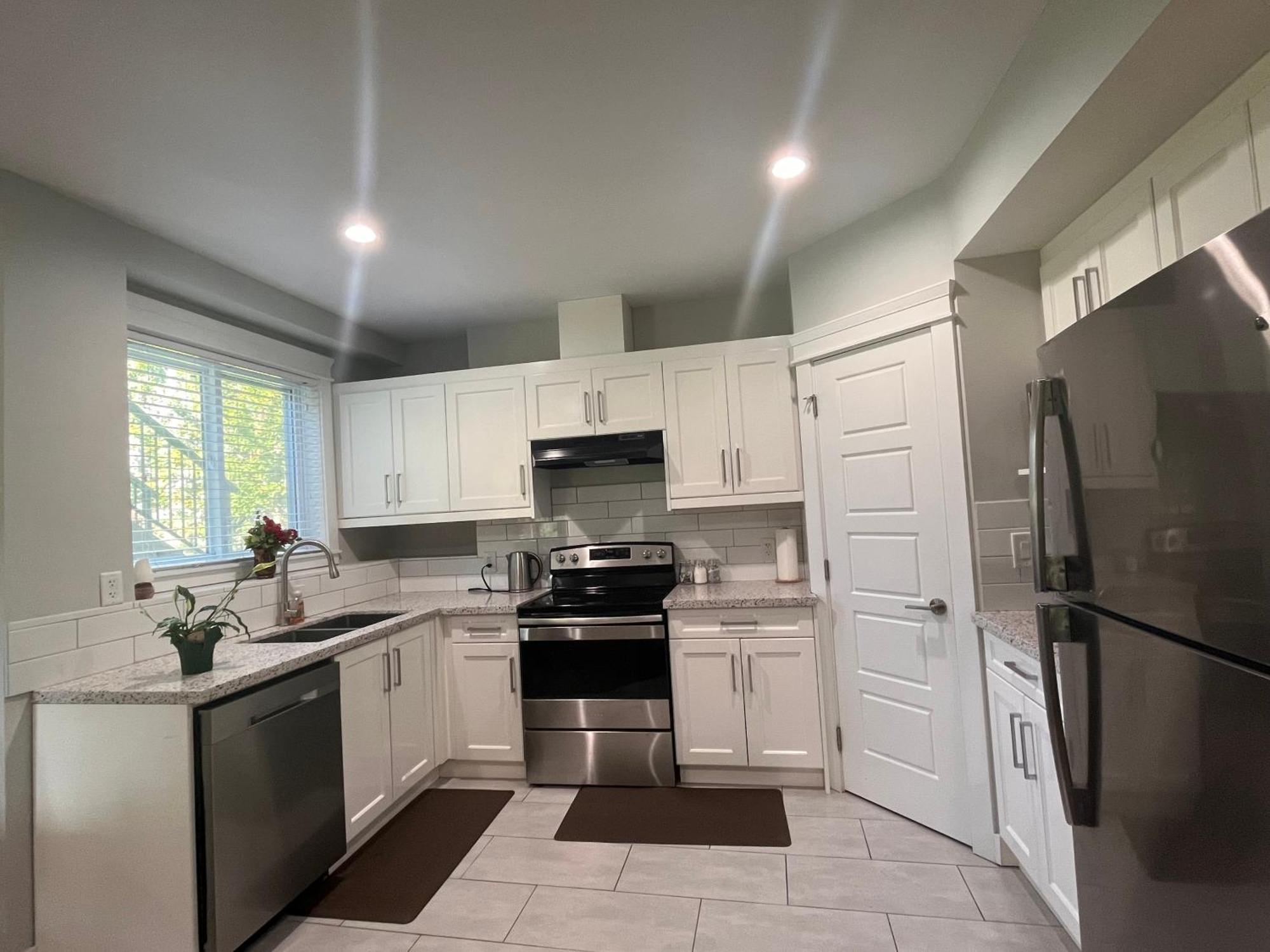 2 Bedroom Suite With Full Kitchen Revelstoke Bagian luar foto