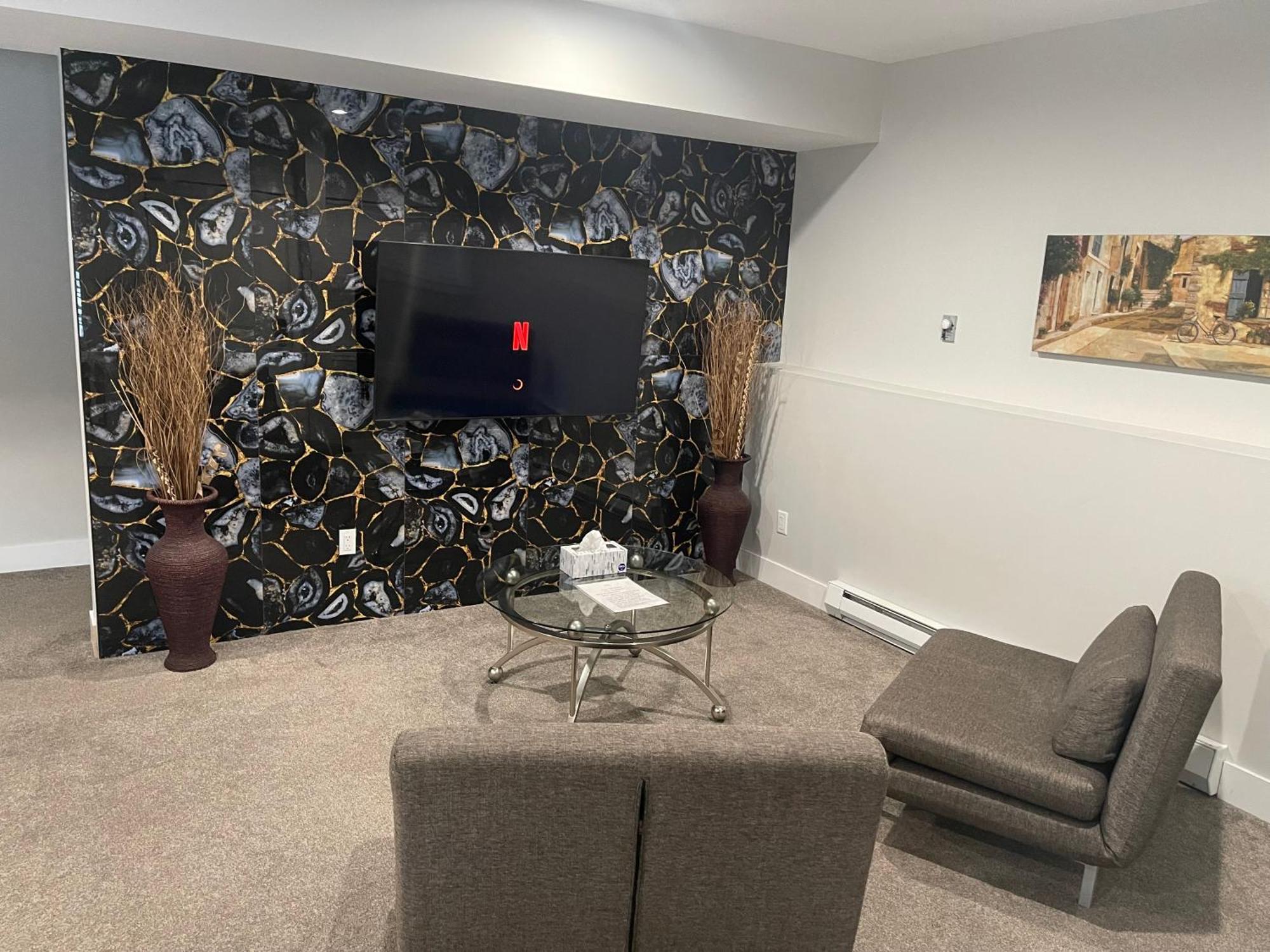 2 Bedroom Suite With Full Kitchen Revelstoke Bagian luar foto