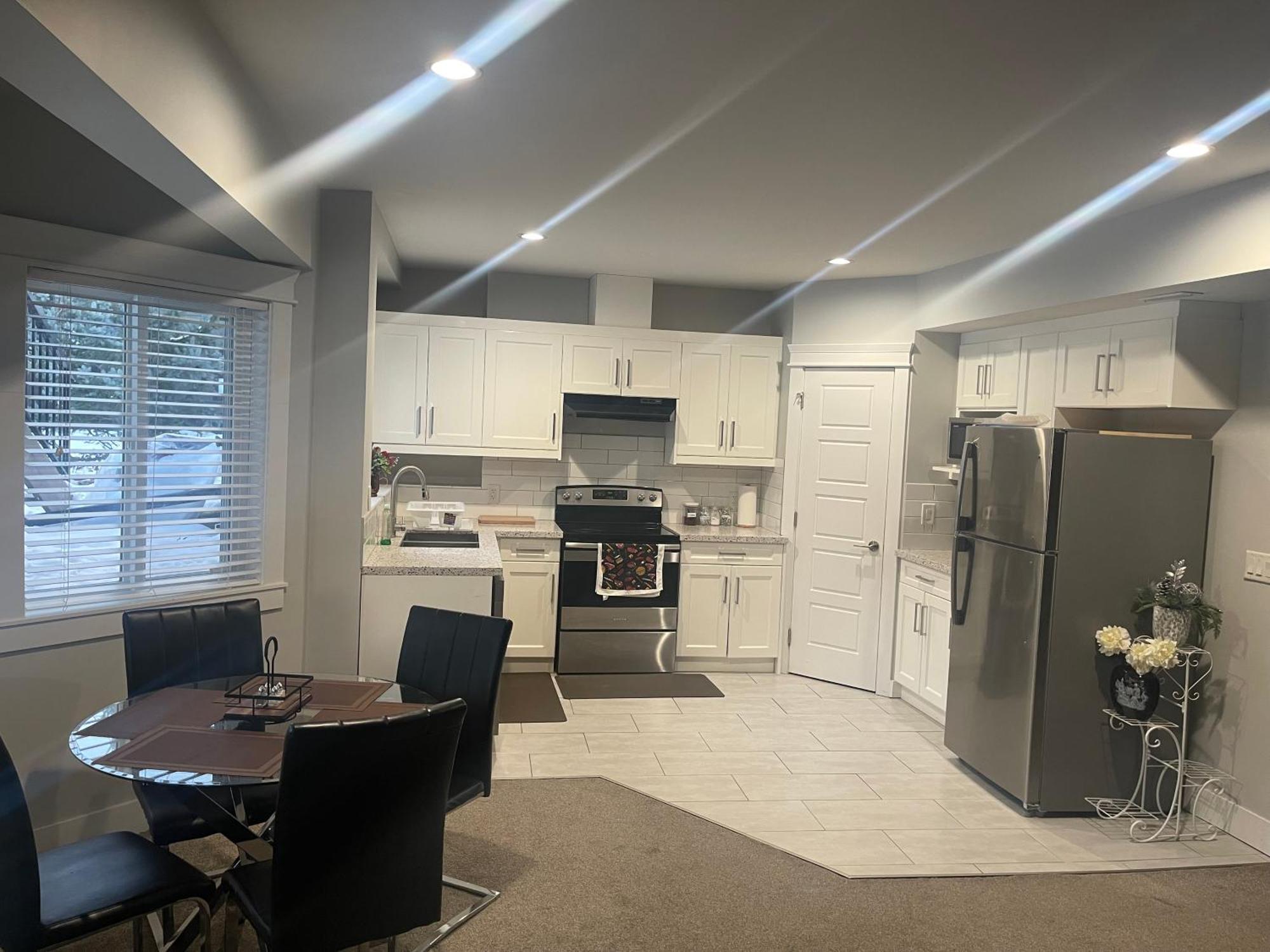 2 Bedroom Suite With Full Kitchen Revelstoke Bagian luar foto